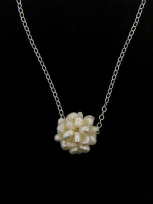 Cluster Pearls White-pearl clusterball necklace
