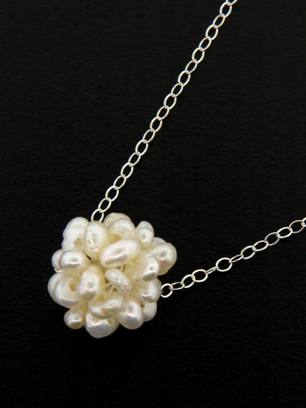 Cluster Pearls White-pearl clusterball necklace